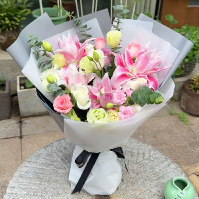 鄂州9朵玫瑰混搭百合，爱恋纯真无邪