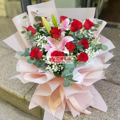 鄂州11朵红玫瑰百合，全世界里只有一个你